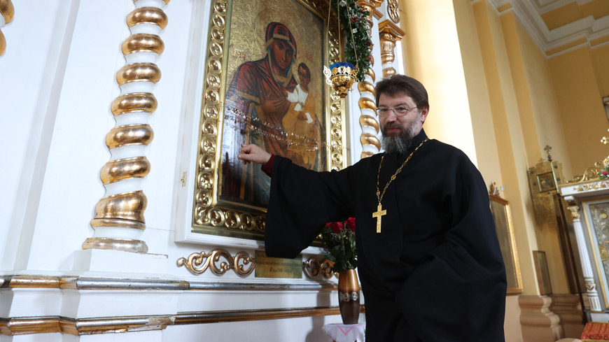 Настоятель храма Петра и Павла Александр Сень у Чудотворной Иконы Божьей Матери Настоятель храма Петра и Павла Александр Сень у Чудотворной Иконы Божьей Матери