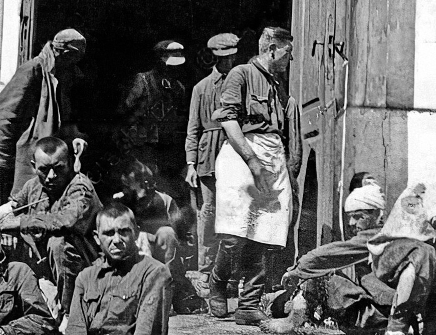 На ступеньках храма Петра и Павла спасенные красноармейцы и военврач Виктор Лекомцев (в фартуке) На ступеньках храма Петра и Павла спасенные красноармейцы и военврач Виктор Лекомцев (в фартуке)