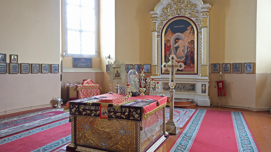 Алтарь, на котором военврач Виктор Лекомцев делал операции раненым красноармейцам Алтарь, на котором военврач Виктор Лекомцев делал операции раненым красноармейцам