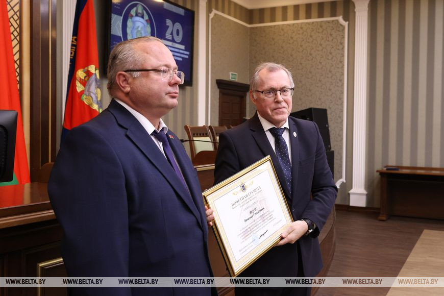 Председатель Комитета Государственного контроля Василий Герасимов во время награждения директора Департамента финансового мониторинга Комитета государственного контроля Республики Беларусь Вячеслава Реута