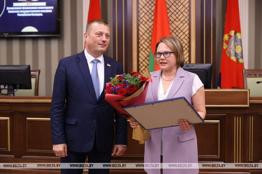 Министр юстиции Беларуси Сергей Хоменко во время награждения