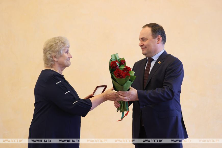 Премьер-министр Роман Головченко вручил медаль "За трудовые заслуги" ведущему инженеру по подготовке производства ОАО "Руденск" Дануте Кулеш