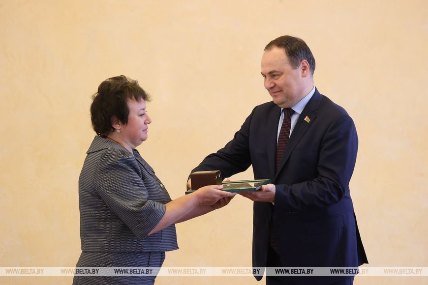 Премьер-министр Роман Головченко вручил Благодарность Президента Республики Беларусь начальнику главного управления организационного и методического обеспечения судебной деятельности Верховного Суда Республики Беларусь Ларисе Матвеенковой