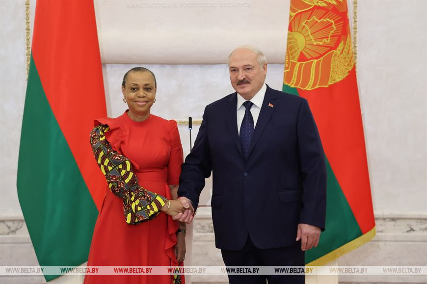 Чрезвычайный и Полномочный Посол Республики Ганы в Республике Беларусь (по совместительству) Охенеба Лесли Акяа Опоку-Варе и Президент Беларуси Александр Лукашенко