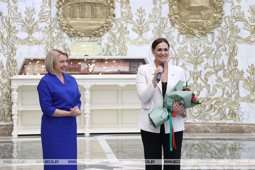 Директор представительства МТРК "Мир" в Беларуси, председатель Белорусского союза женщин Ольга Шпилевская и пресс-секретарь Президента Наталья Эйсмонт