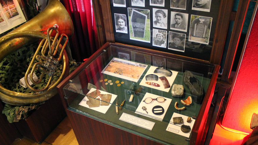 Находки из раскопа на улице Сновской и фотографии жертв расстрела в экспозиции Несвижского историко-краеведческого музея Находки из раскопа на улице Сновской и фотографии жертв расстрела в экспозиции Несвижского историко-краеведческого музея