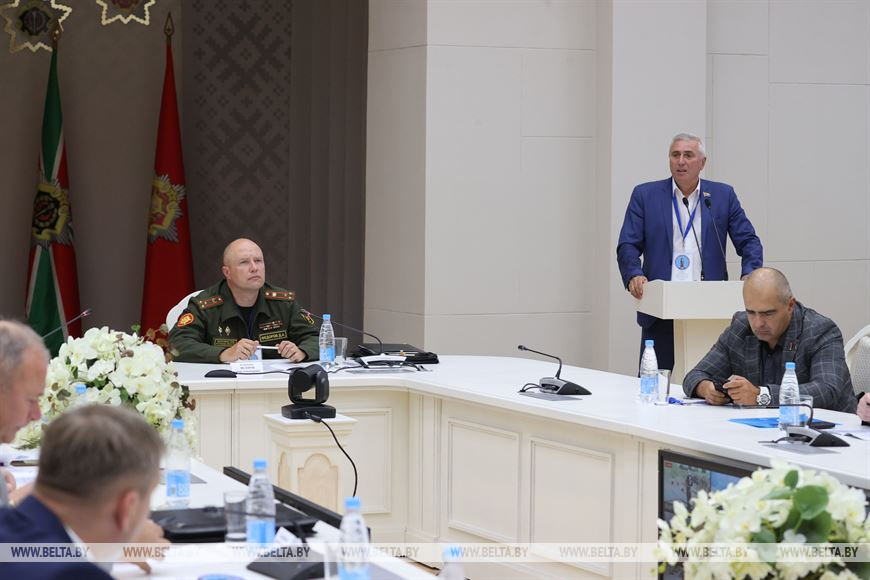 Во время секционного заседания "Эскалация международной напряженности и военных приготовлений как отражение глобальных процессов возрождения идей фашизма в государственной политике ряда стран" Во время секционного заседания "Эскалация международной напряженности и военных приготовлений как отражение глобальных процессов возрождения идей фашизма в государственной политике ряда стран"