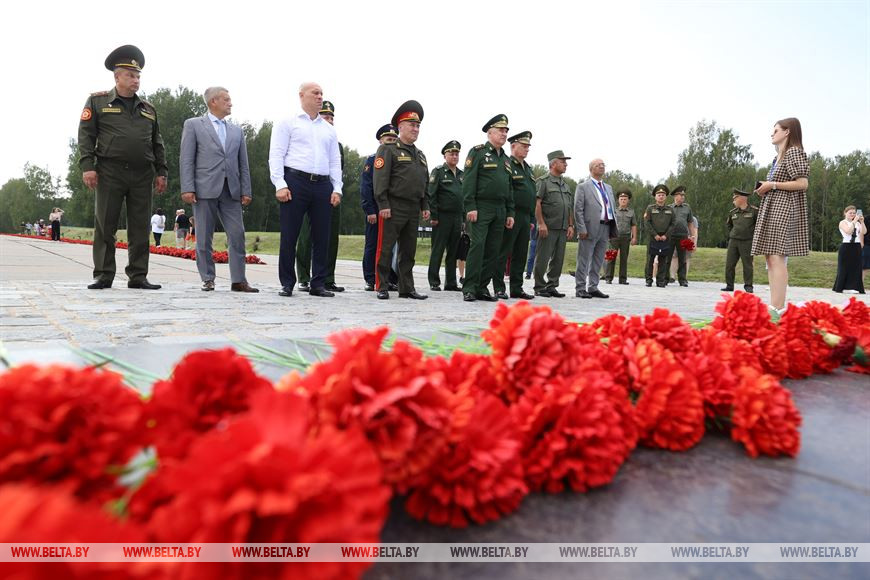 Во время посещения мемориального комплекса "Хатынь" Во время посещения мемориального комплекса "Хатынь"