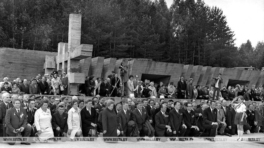 1974 год. Митинг памяти жертв фашизма в Хатыни 1974 год. Митинг памяти жертв фашизма в Хатыни