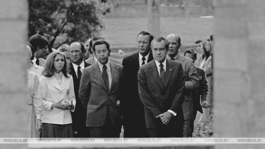 1 июля 1974 года. Президент США Ричард М. Никсон в мемориальном комплексе "Хатынь" 1 июля 1974 года. Президент США Ричард М. Никсон в мемориальном комплексе "Хатынь"