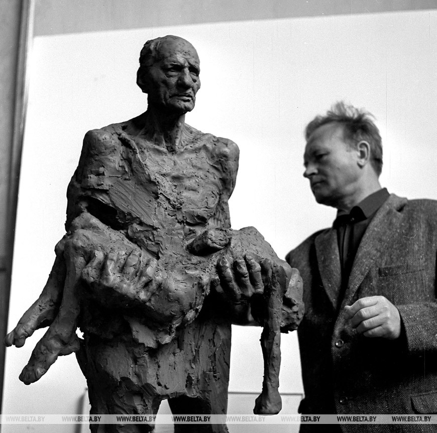 1968 год. Народный художник БССР Сергей Селиханов - автор скульптуры "Непокоренный человек" в мемориальном комплексе "Хатынь" 1968 год. Народный художник БССР Сергей Селиханов - автор скульптуры "Непокоренный человек" в мемориальном комплексе "Хатынь"