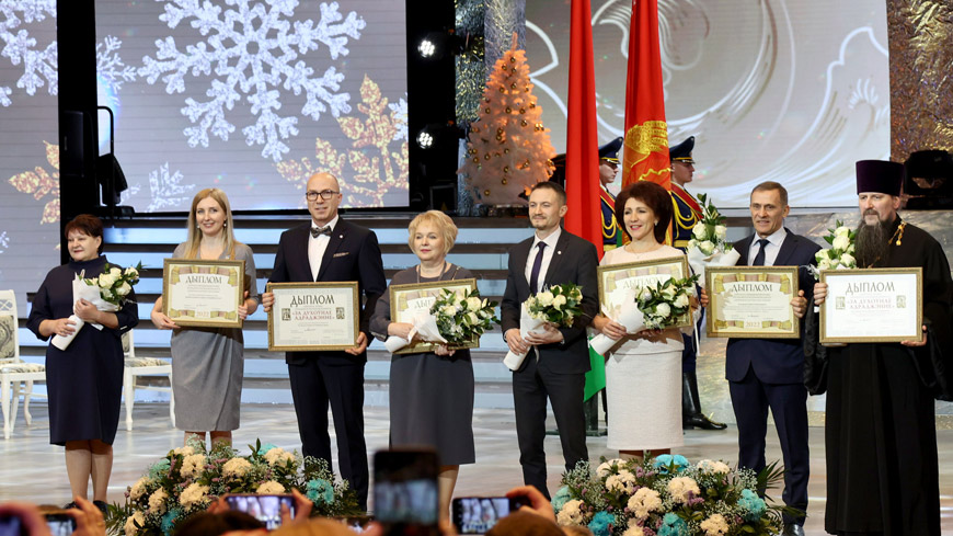 Минск, Дворец Республики. Среди лауреатов премии "За духовное возрождение" - Белорусский Красный Крест Минск, Дворец Республики. Среди лауреатов премии "За духовное возрождение" - Белорусский Красный Крест