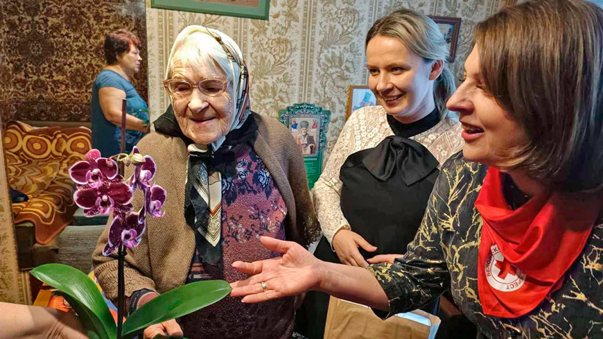 Волонтеры Железнодорожной районной организации Белорусского Красного Креста города Гомеля поздравляют с Новым годом Фаину Фоминичну Цай, которой 2 февраля исполнится 101 год Волонтеры Железнодорожной районной организации Белорусского Красного Креста города Гомеля поздравляют с Новым годом Фаину Фоминичну Цай, которой 2 февраля исполнится 101 год