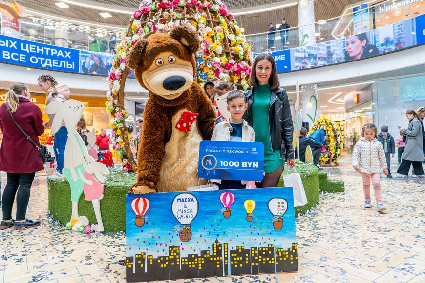 Максим Гайдук с мамой и творческой работой, за которую получил приз! Максим Гайдук с мамой и творческой работой, за которую получил приз!