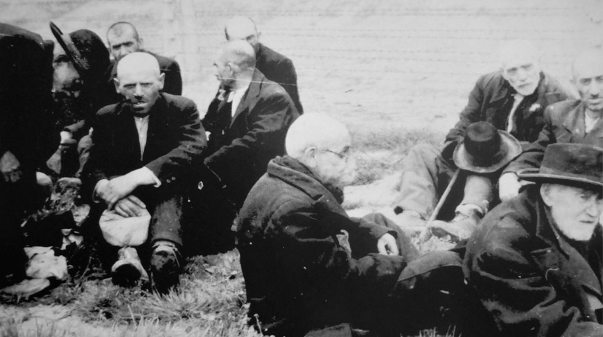 Пожилые евреи, отобранные на уничтожение после прибытия в концлагерь Освенцим Пожилые евреи, отобранные на уничтожение после прибытия в концлагерь Освенцим