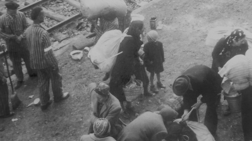 Евреи из Венгрии и узники рабочей команды "Канада" на разгрузочной площадке концлагеря Освенцим II (Биркенау) Евреи из Венгрии и узники рабочей команды "Канада" на разгрузочной площадке концлагеря Освенцим II (Биркенау)