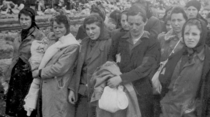 Женщины, отобранные для работы после прибытия в концлагерь Освенцим Женщины, отобранные для работы после прибытия в концлагерь Освенцим