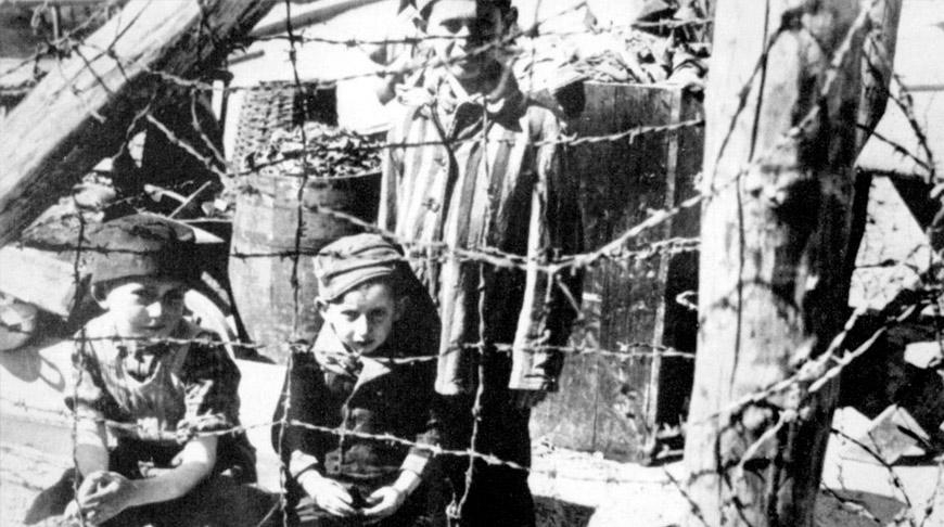 Дети за колючей проволокой в концлагере Бухенвальд после его освобождения Дети за колючей проволокой в концлагере Бухенвальд после его освобождения