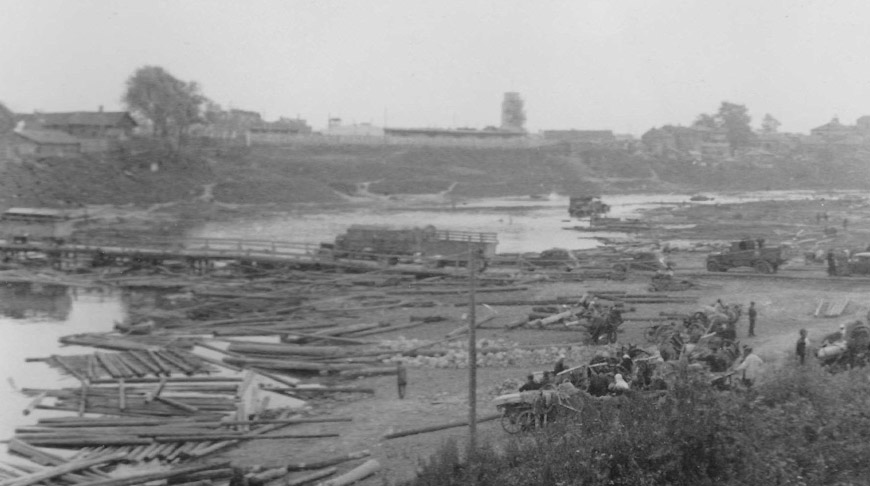 Лето-осень 1941 года. Переправа через реку в оккупированной деревне Лето-осень 1941 года. Переправа через реку в оккупированной деревне