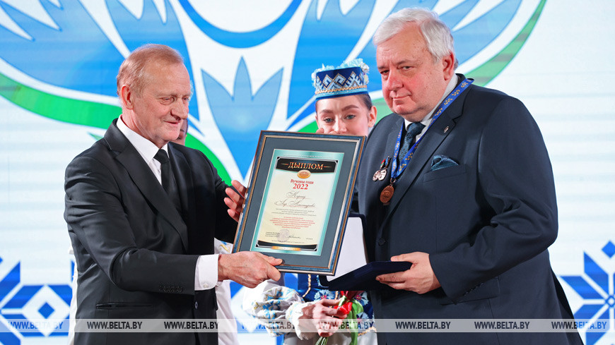 27 января 2023 года. Председатель Президиума НАН Беларуси академик Владимир Гусаков вручает члену-корреспонденту НАН Игорю Карпову диплом о присуждении почетного звания "Ученый года НАН Беларуси - 2022" 27 января 2023 года. Председатель Президиума НАН Беларуси академик Владимир Гусаков вручает члену-корреспонденту НАН Игорю Карпову диплом о присуждении почетного звания "Ученый года НАН Беларуси - 2022"