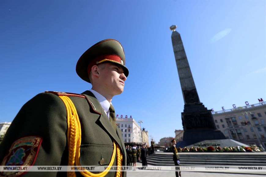 Делегация участниц первого форума женщин-предпринимателей возложила цветы к монументу Победы Делегация участниц первого форума женщин-предпринимателей возложила цветы к монументу Победы