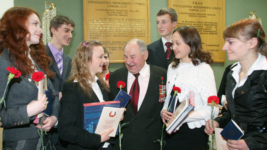 2010 год. Старшыня Мінскай абласной ветэранскай арганізацыі Аляксандр Слабада з юнымі жыхарамі Міншчыны пасля ўручэння ім пашпартоў у Дзень Канстытуцыі 2010 год. Старшыня Мінскай абласной ветэранскай арганізацыі Аляксандр Слабада з юнымі жыхарамі Міншчыны пасля ўручэння ім пашпартоў у Дзень Канстытуцыі