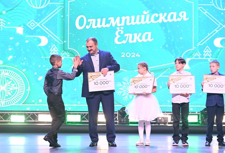 Президент НОК Беларуси Виктор Лукашенко во время церемонии награждения