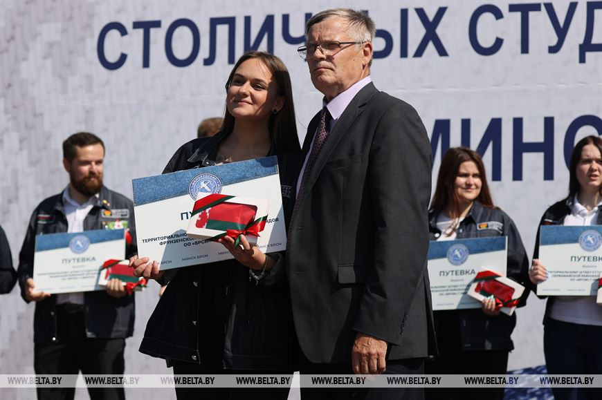Председатель Совета ветеранов молодежного и комсомольского движения в Минске Михаил Титенков во время вручения путевок