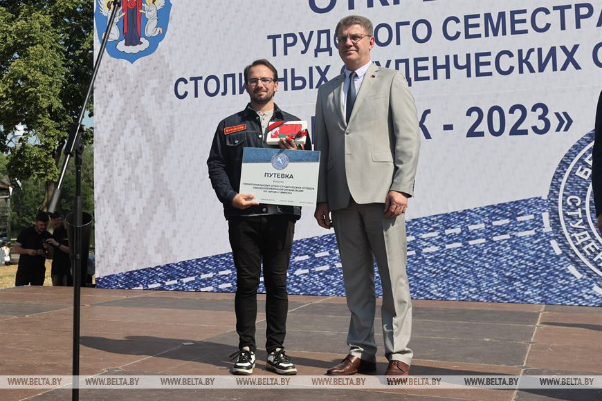 Председатель Мингорисполкома Владимир Кухарев во время вручения путевок