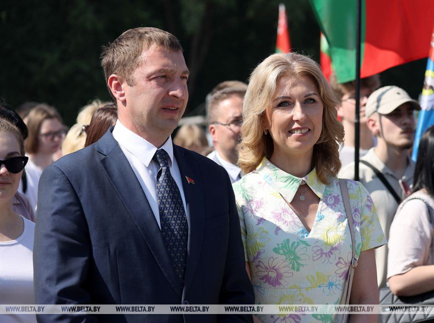 Заместитель председателя Мингорисполкома Артем Цуран, начальник главного управления идеологической работы и по делам молодежи Мингорисполкома Ольга Чемоданова