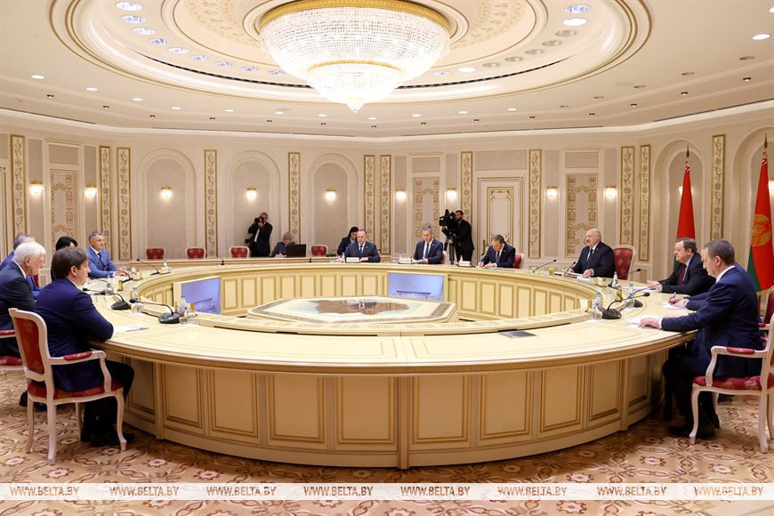 Александр Лукашенко во время встречи с губернатором Ленинградской области России Александром Дрозденко