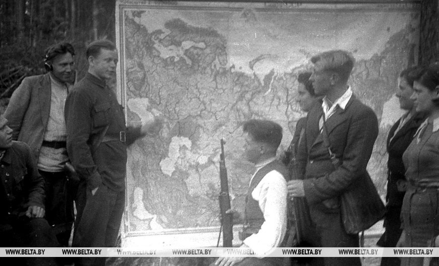 Партизаны Пинского соединения на политзанятиях в своём лагере, 1943 год Партизаны Пинского соединения на политзанятиях в своём лагере, 1943 год