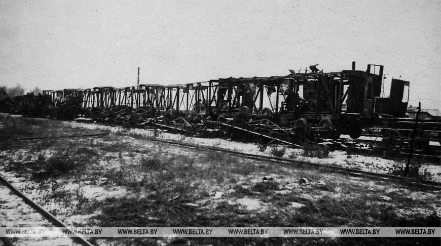 Немецкий железнодорожный эшелон, сожженный партизанами, 1943 год Немецкий железнодорожный эшелон, сожженный партизанами, 1943 год