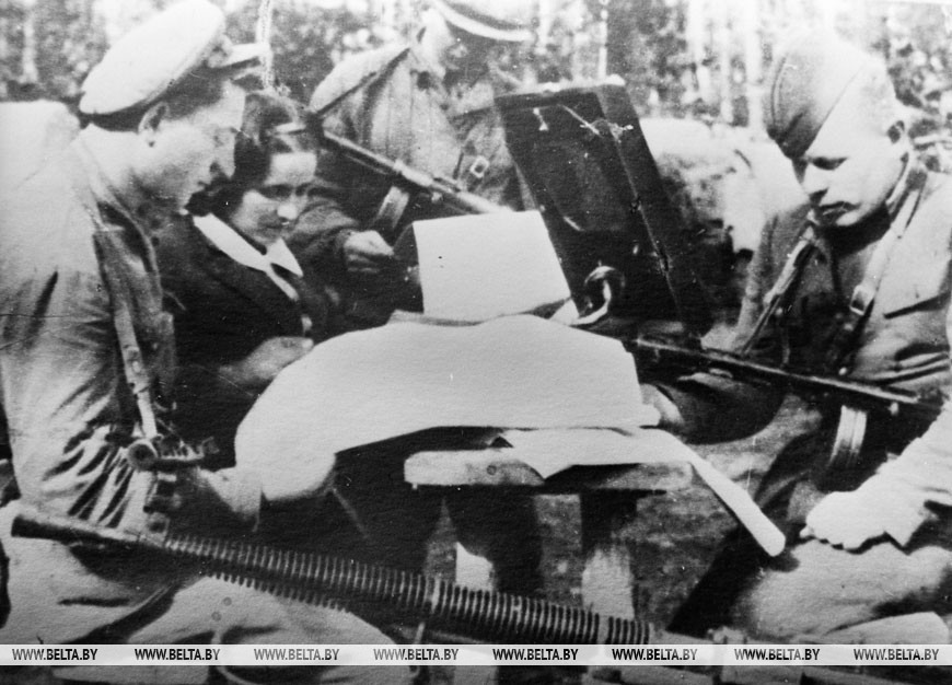 Брестское соединение. Партизаны отряда имени Фрунзе в перерыве между операциями читают свежие газеты Брестское соединение. Партизаны отряда имени Фрунзе в перерыве между операциями читают свежие газеты