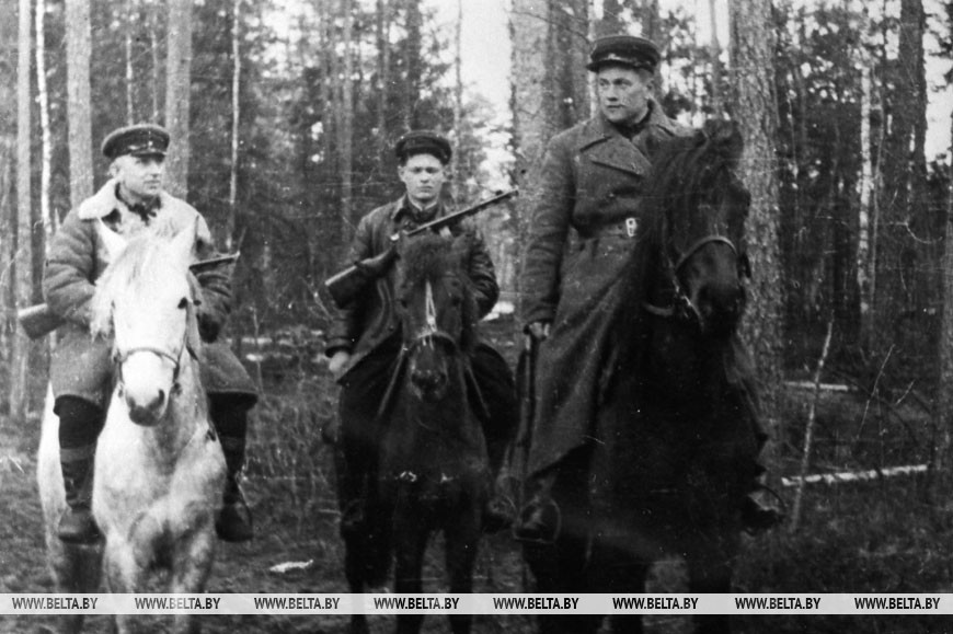 Командир Лепельской партизанской бригады В.Е. Лобанок (первый справа), начальник штаба бригады Леонова партизан Иван Чернов Командир Лепельской партизанской бригады В.Е. Лобанок (первый справа), начальник штаба бригады Леонова партизан Иван Чернов