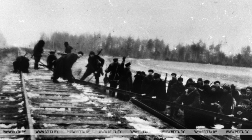 Партизаны бригады № 37 имени А.Я.Пархоменко разрушают железнодорожное полотно Партизаны бригады № 37 имени А.Я.Пархоменко разрушают железнодорожное полотно