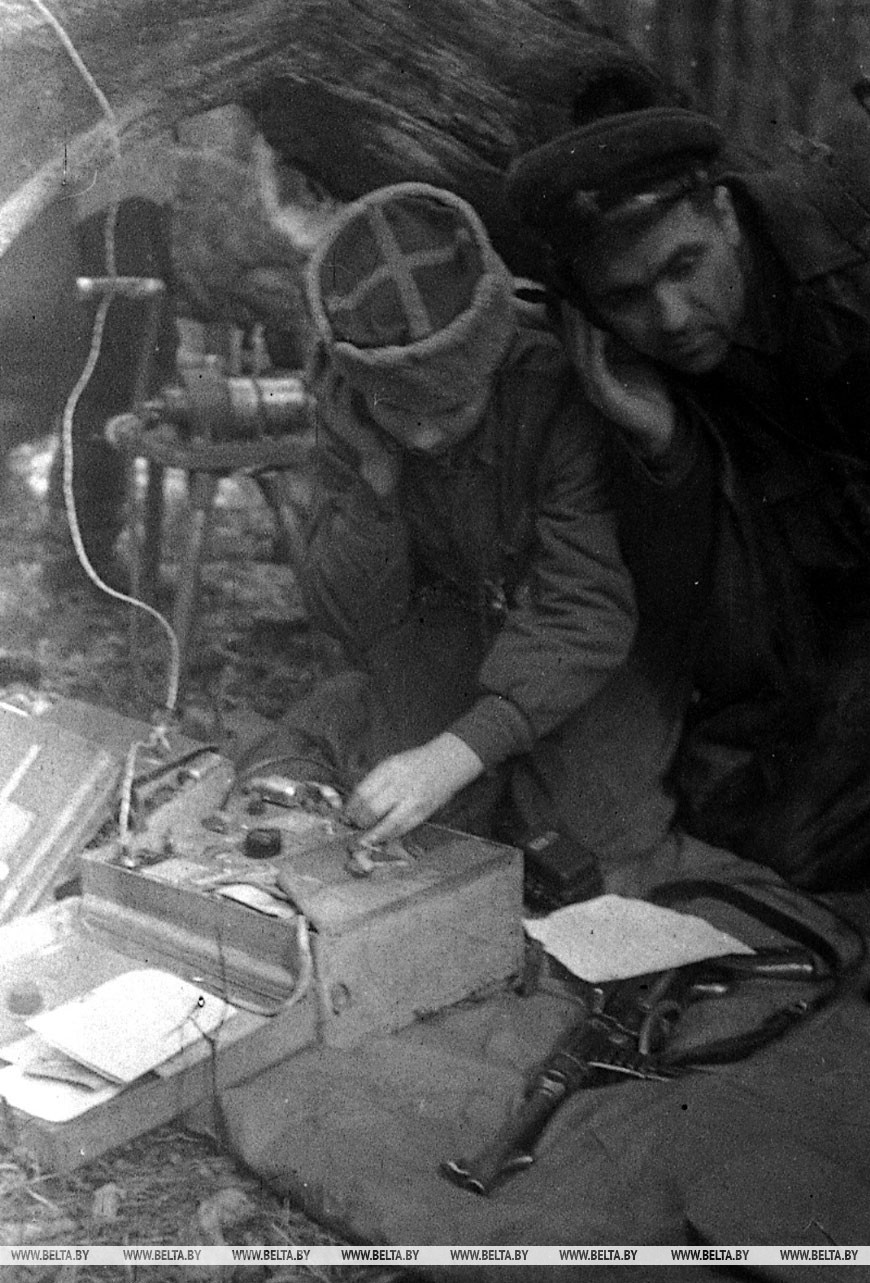 Брестское партизанское соединения. В лесном лагере партизаны слушают Москву Брестское партизанское соединения. В лесном лагере партизаны слушают Москву