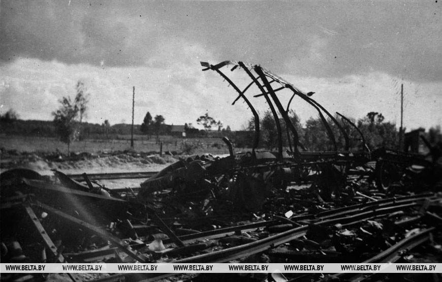 Немецкий железнодорожный эшелон,сожженный партизанами, репродукция БЕЛТА Немецкий железнодорожный эшелон,сожженный партизанами, репродукция БЕЛТА