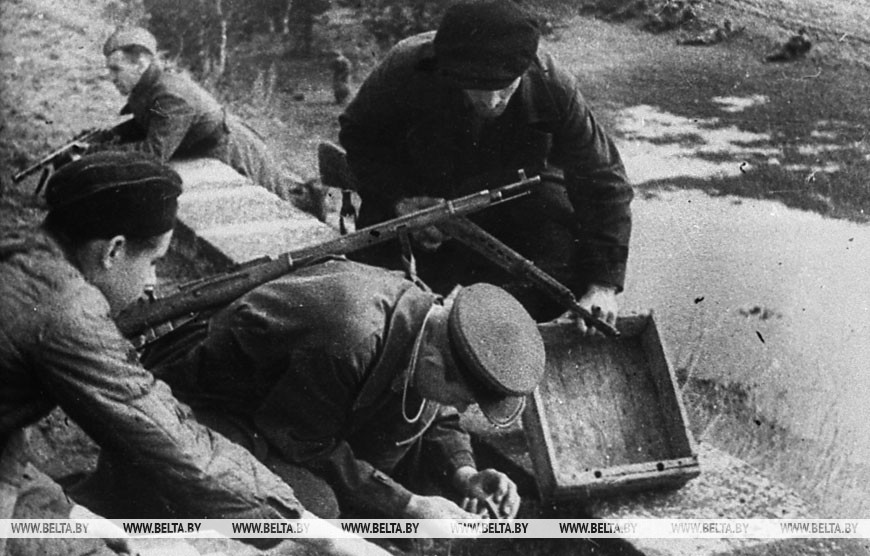 Партизаны минируют мост, 1943 год Партизаны минируют мост, 1943 год