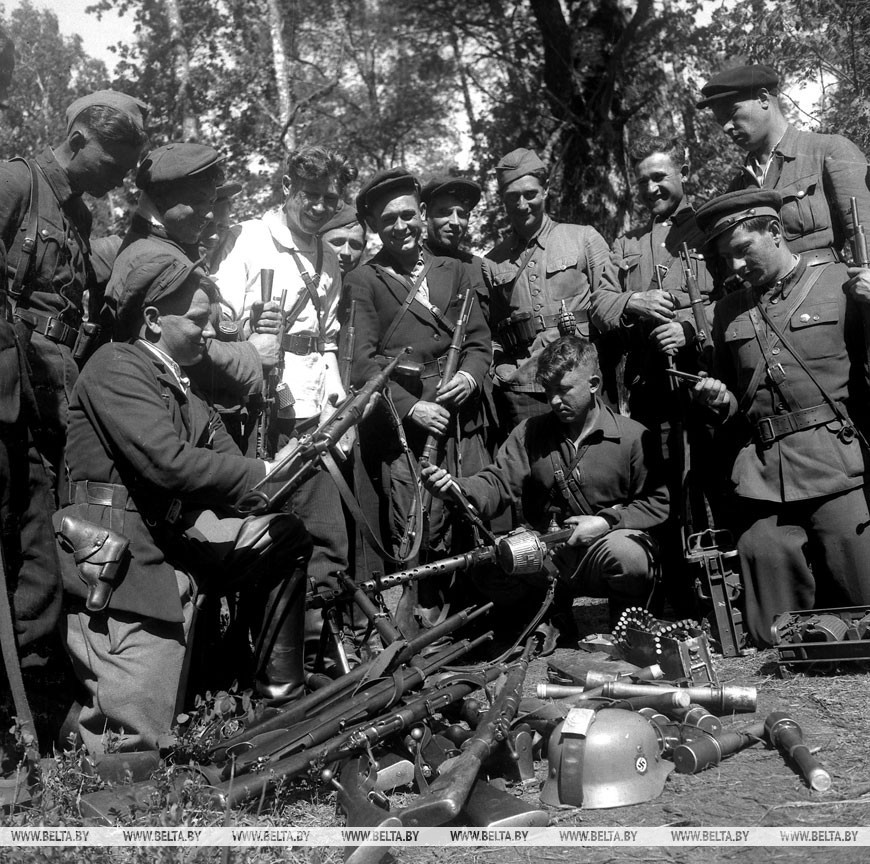 Группа партизан с трофеями, взятыми в бою с немцами, 1943 год Группа партизан с трофеями, взятыми в бою с немцами, 1943 год