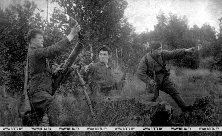 Партизаны ведут миномётный огонь по немецкому гарнизону, 1942 год Партизаны ведут миномётный огонь по немецкому гарнизону, 1942 год