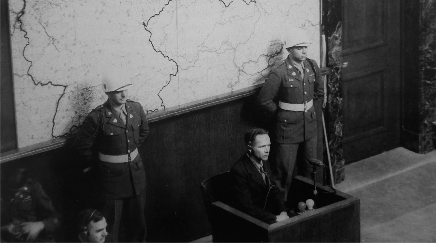 Бывший комендант концлагеря Освенцим Хесс дает показания на Нюрнбергском процессе Бывший комендант концлагеря Освенцим Хесс дает показания на Нюрнбергском процессе