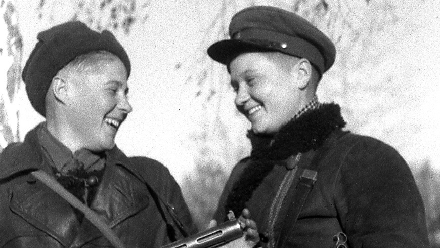 Партизанки отряда имени Чернака Брестского партизанского соединения Мария Зеленина и Феня Тронкина после разгрома немецкого гарнизона. Фото Владимира Лупейко, БЕЛТА.