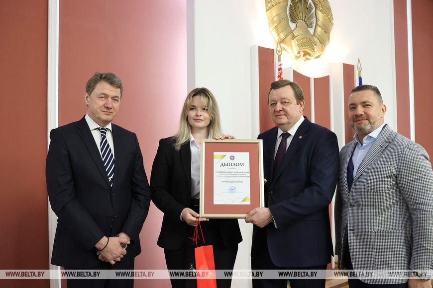 Министр иностранных дел Сергей Алейник награждает студентку Гомельского государственного университета им. Ф.Скорины Анастасию Кузнецову Министр иностранных дел Сергей Алейник награждает студентку Гомельского государственного университета им. Ф.Скорины Анастасию Кузнецову