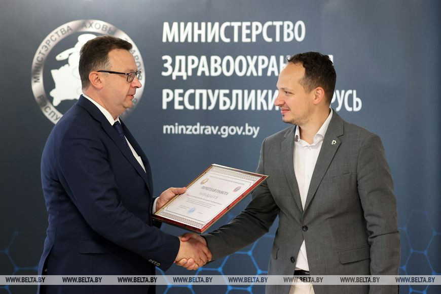 Министр здравоохранения Дмитрий Пиневич во время вручения почетной грамоты ОАО "Банк развития Республики Беларусь" Министр здравоохранения Дмитрий Пиневич во время вручения почетной грамоты ОАО "Банк развития Республики Беларусь"