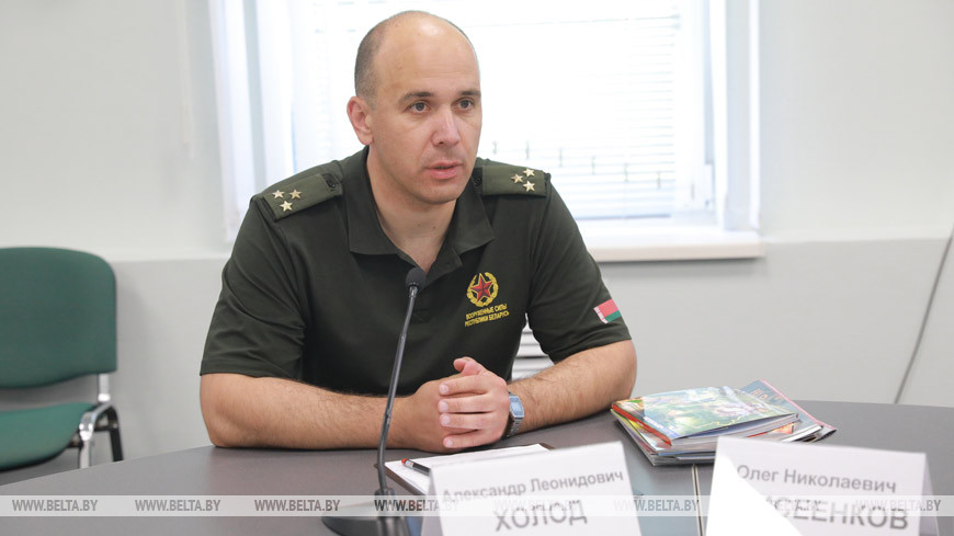 ХОЛОД Александр Леонидович. Родился в 1983 году в д. Пацевичи Мостовского района. Окончил исторический факультет БГУ (2006), Академию управления при Президенте Республики Беларусь (2009), командно-штабной факультет Военной академии Беларуси (2015). Полковник. Военный журналист. На своей нынешней должности с 2021 года