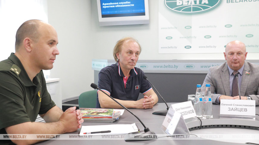 ЕЛИСЕЕНКОВ Олег Николаевич. Родился в 1958 году в Спас-Деменске Калужской области. Окончил Молодечненский государственный музыкальный колледж имени М.К. Огинского. Пишет песни и сочиняет музыку к фильмам. Доцент кафедры искусства эстрады БГУКИ. Награжден медалью Франциска Скорины (2009), премией Союзного государства в области литературы и искусства (2016).