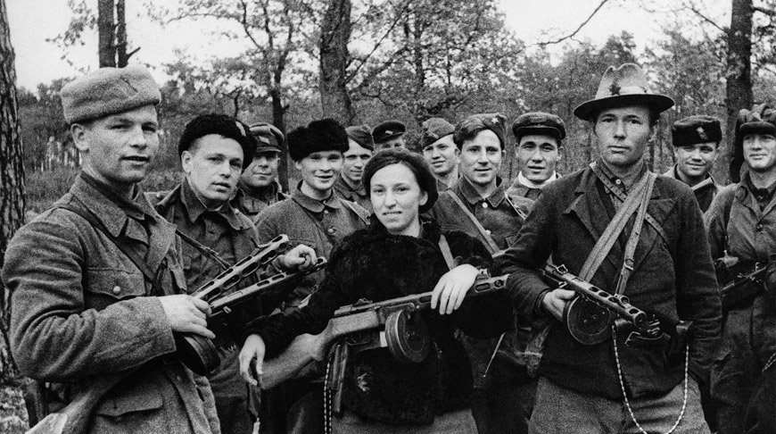 Партизаны Добрушской бригады имени Сталина с "Бандитом Катей"