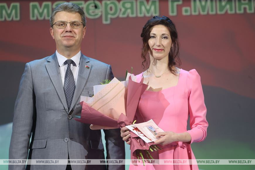 Председатель Мингорисполкома Владимир Кухарев вручает орден Матери Оксане Кевра