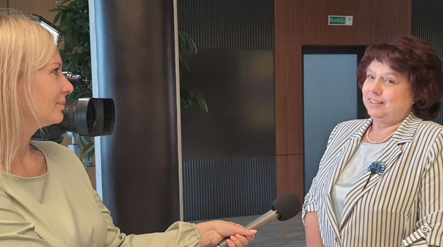 Председатель Брестской областной организации ОО "БСЖ", директор Брестского филиала РУП "Белпочта" Валентина Пух поздравила Союз женщин Белагропромбанка с 5-летием со дня основания женской организации в банке